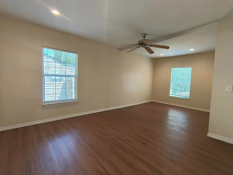 2317 Live Oak St — Photo 6