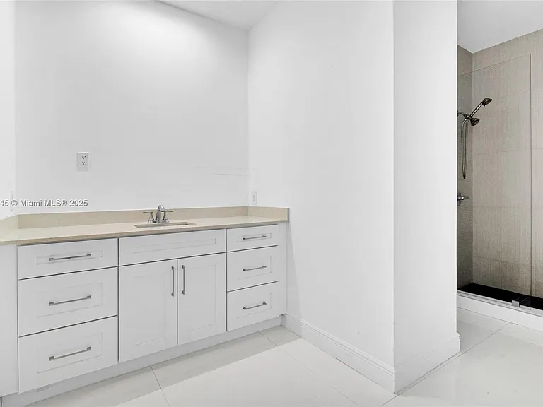 425 SW 129th Ave — Photo 8