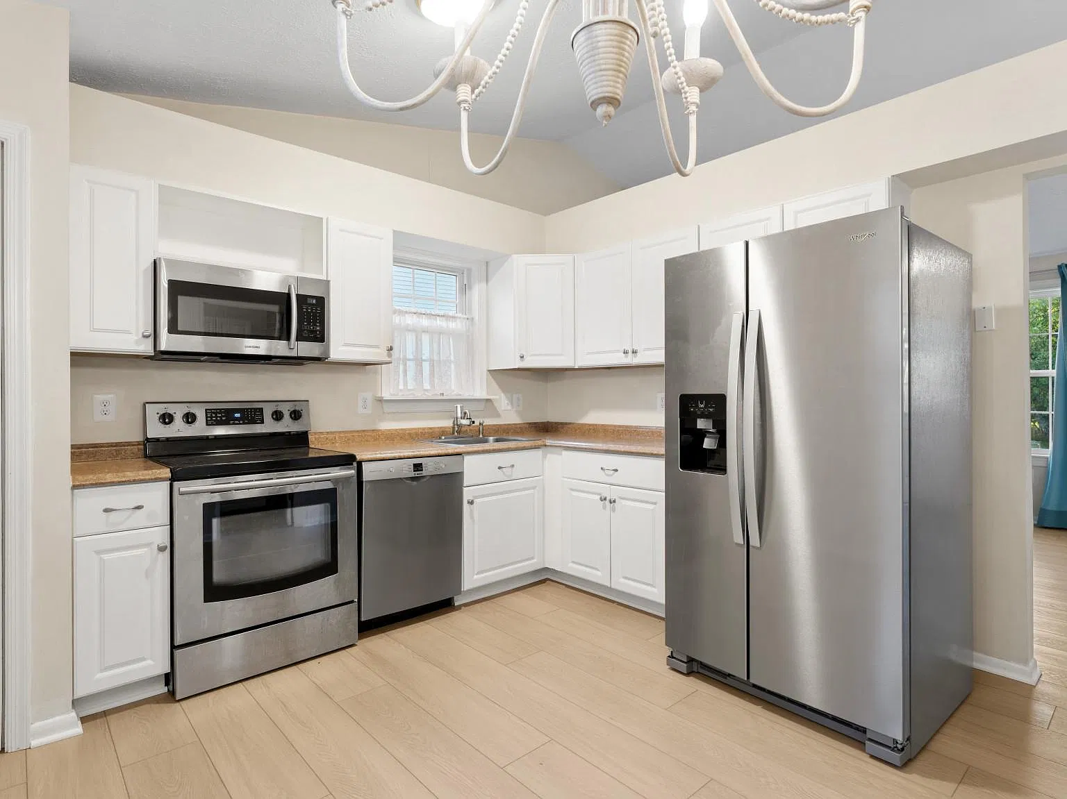 3 bed, 2.0 bath, 1009 sqft, $2,600 — Photo 2