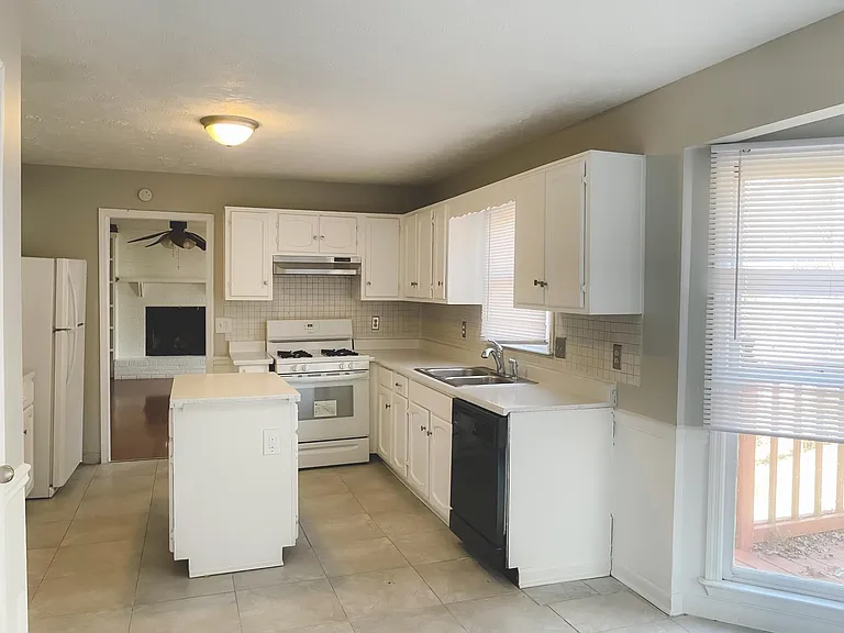 2021 Hunters Cove Dr — Photo 11