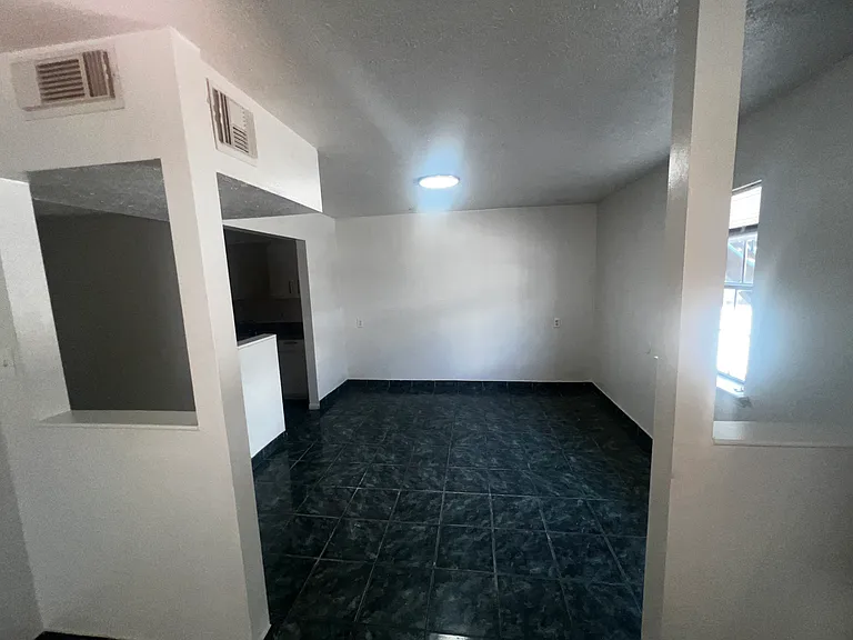 525 Spring Dr — Photo 7