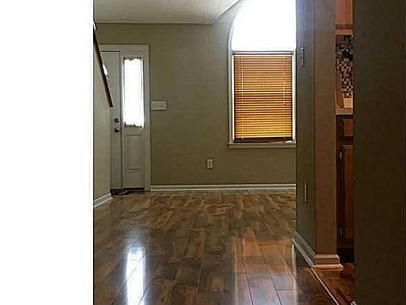 4th image of 301 Crestwood Ct