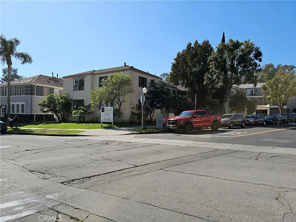 2 bed, 700 sqft, $3,700 — Photo 1