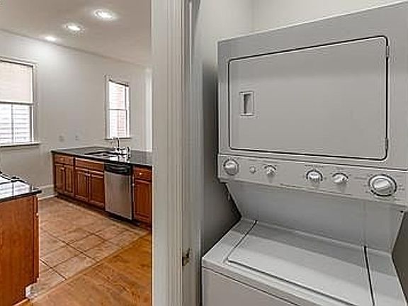 3rd image of 1628 W Cary St