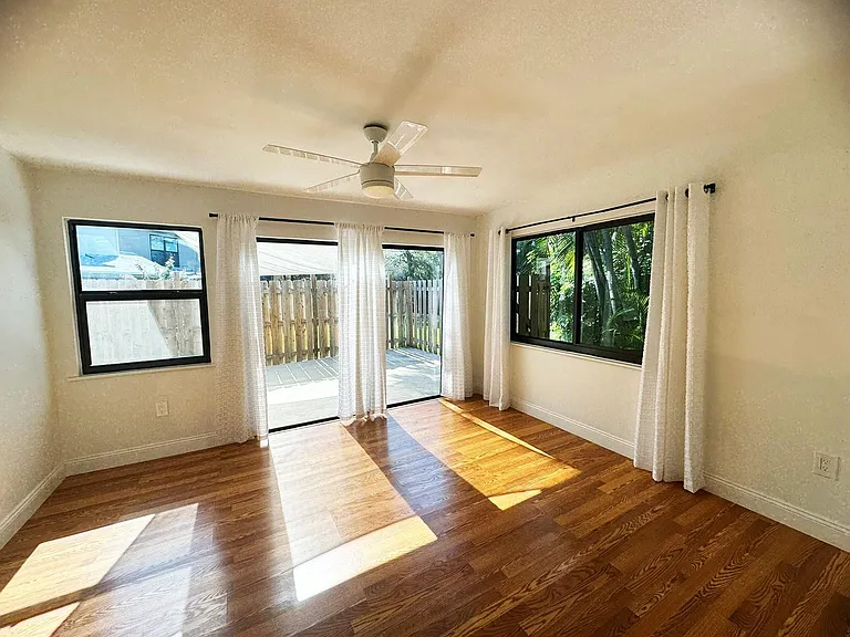 321 Sandtree Dr — Photo 31