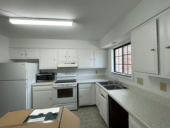 3rd image of 42 Terrace Ct