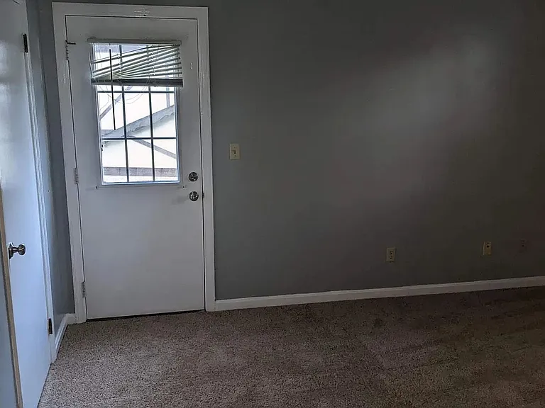 910 Rhue Haus Ln #B — Photo 13