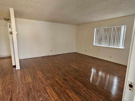 4th image of 1215 Newlands Dr W