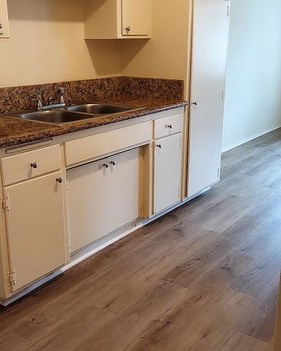 Kitchen - Granite countertops & beautiful white cabinetry