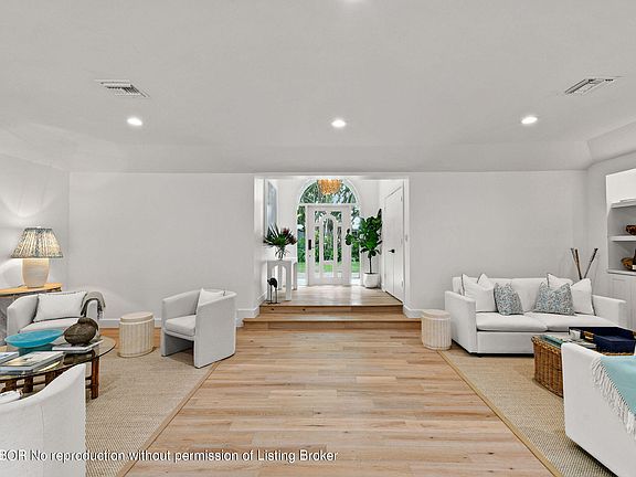 4th image of 215 Essex Ln