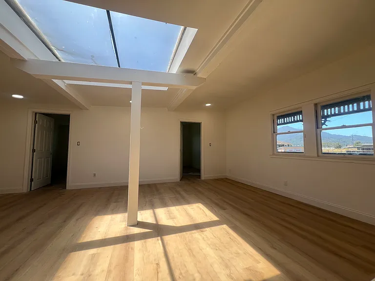 living room with Tam views
