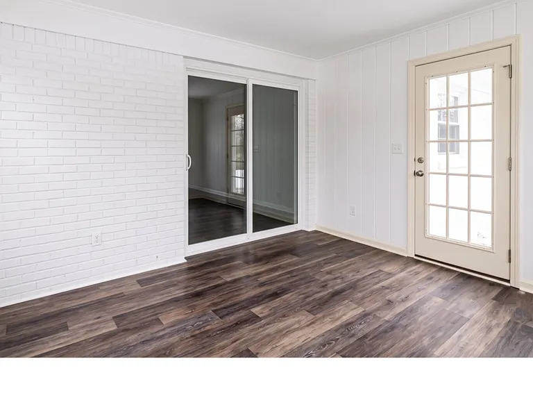211 E Hogan Dr — Photo 7