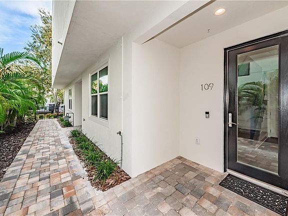 3rd image of 109 5th Ave N