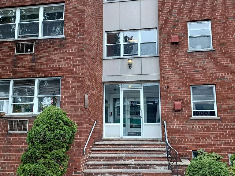 111 Broad Ave — Photo 1