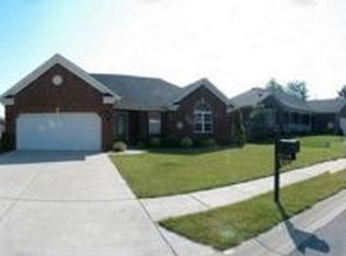 2010 Sterling Oaks Dr, Sellersburg, IN 47172