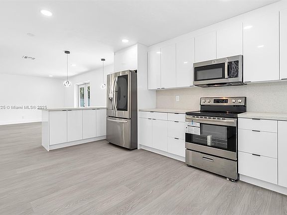 4th image of 1402 NW 19th St #1402