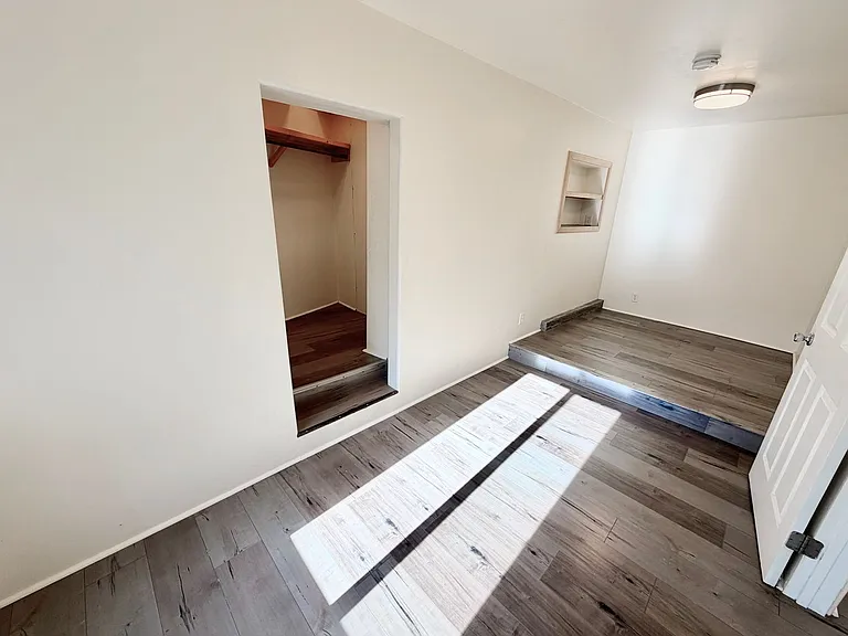 345 Crane Blvd — Photo 37