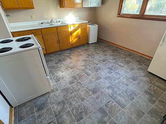 4th image of 7721 N Clinton St #B