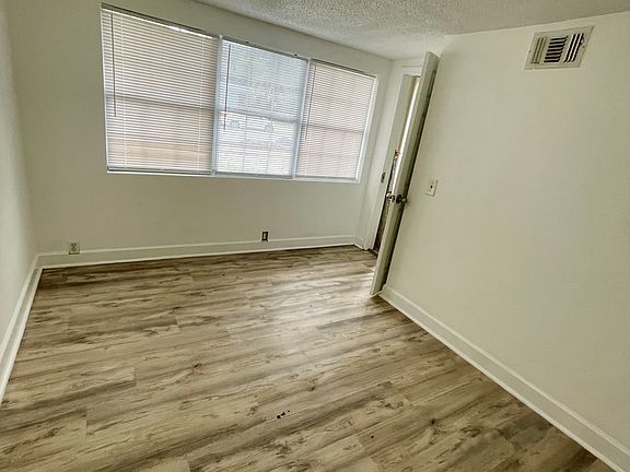 4th image of 329 Hollywood Blvd NE