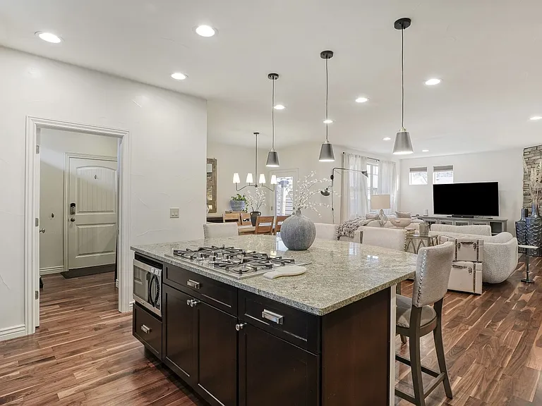 KITCHEN/ISLAND