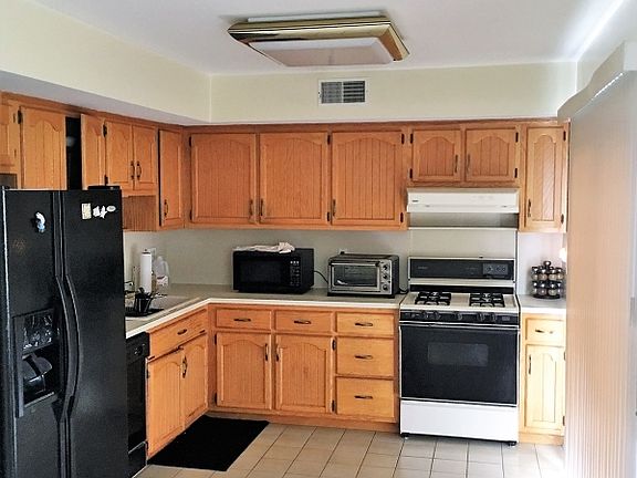 4th image of 8-17 Creek Ct