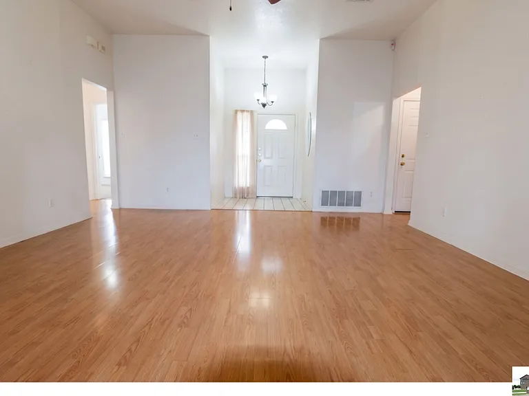 5211 James Loop — Photo 2