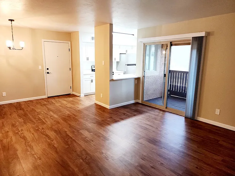 Broadway Proper Apartment ** One Month Free**W/D Included — Photo 13