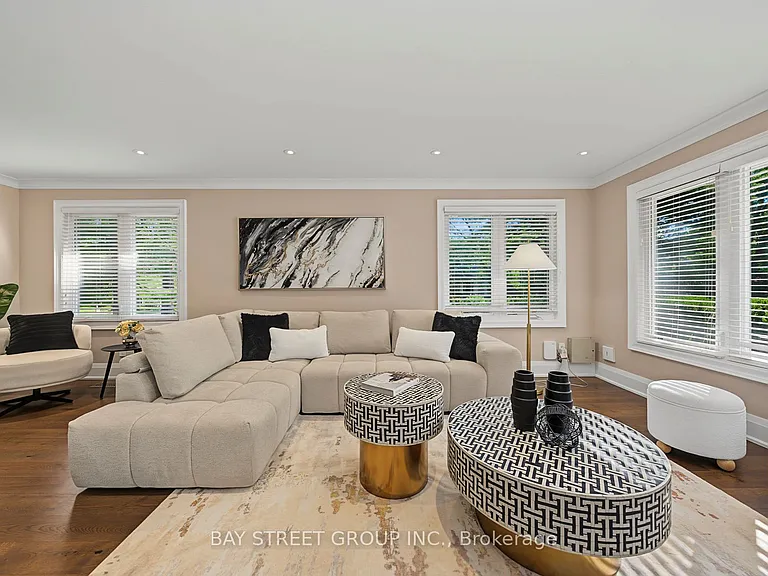317 Wedgewood Dr — Photo 2