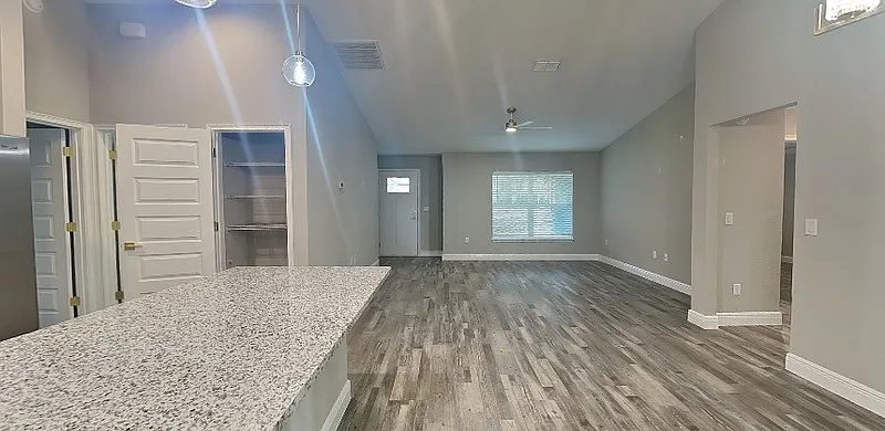 3 bed, 2.0 bath, 1832 sqft, $1,725 — Photo 4