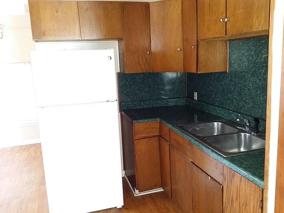 5th image of 907 E Avenue G