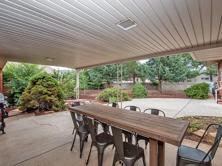 921 W Sherman Ave — Photo 3