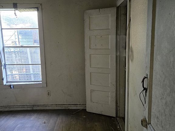 5th image of 2926 El Paso