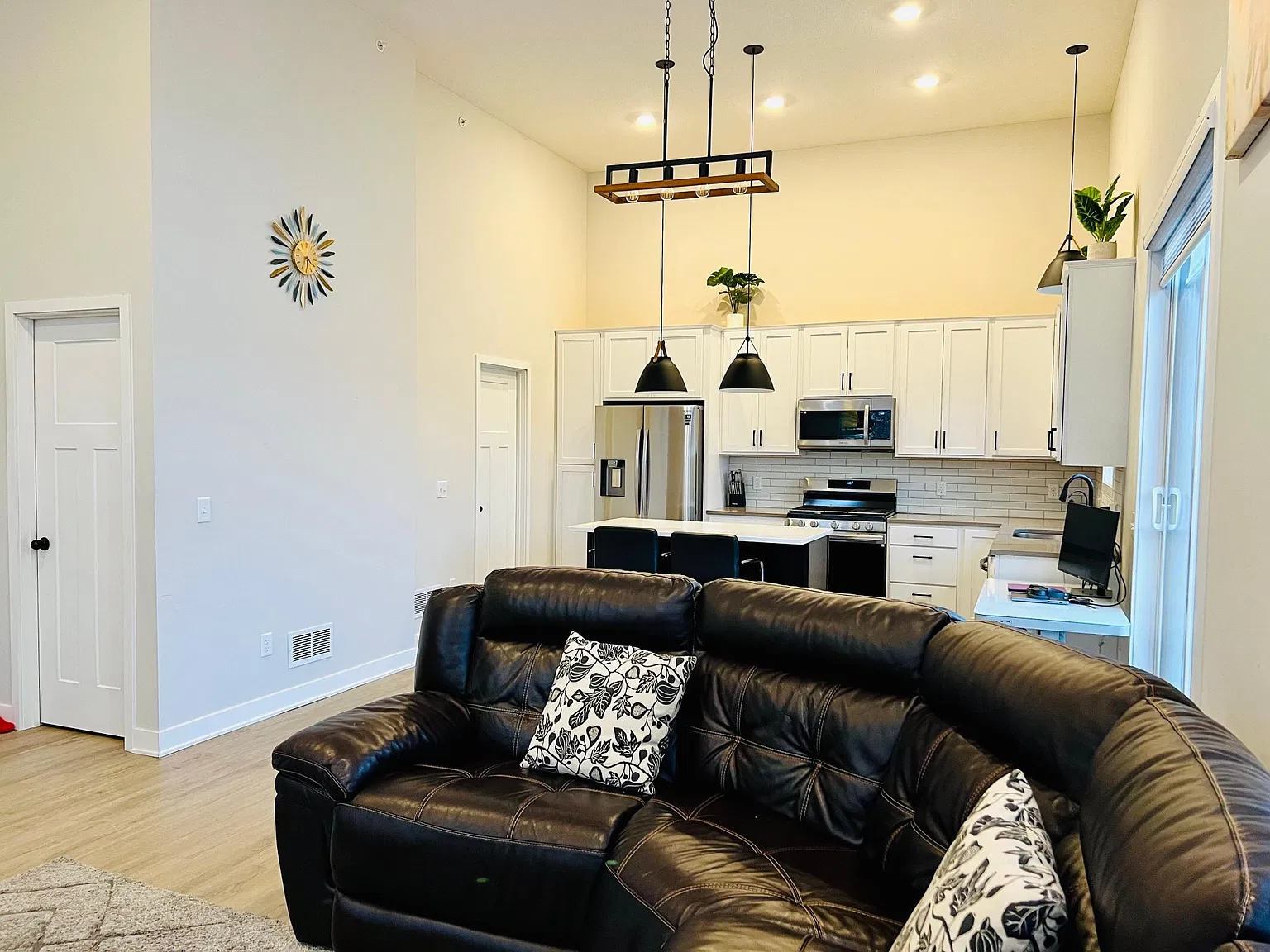 3 bed, 3.5 bath, 2069 sqft, $2,800 — Photo 3