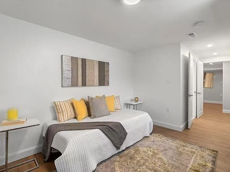 Bedroom in the basemen, with full bathroom and big window. The place can be used for children's play or home office, with sufficient daylight and fresh air.