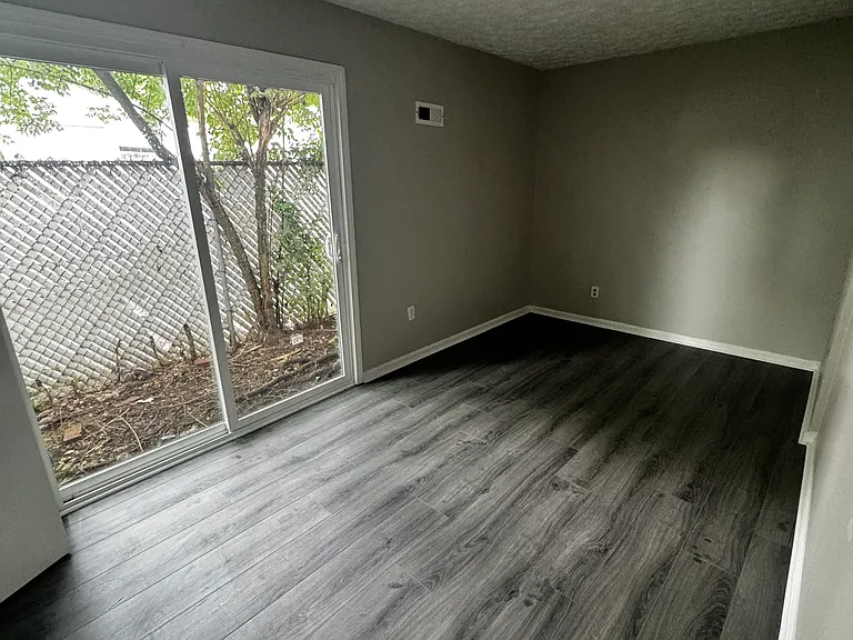 Louise Ave — Photo 5