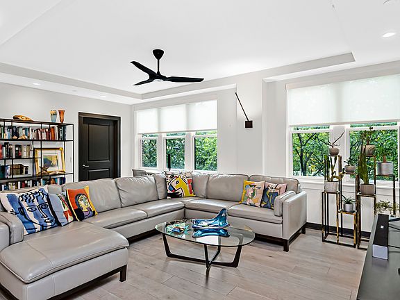 4th image of 2615 Prairie Ave #304