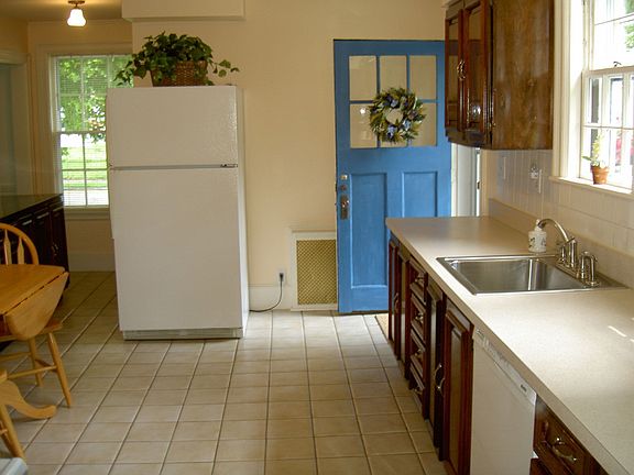 Large eat-in kitchen w/ceramic tile floor