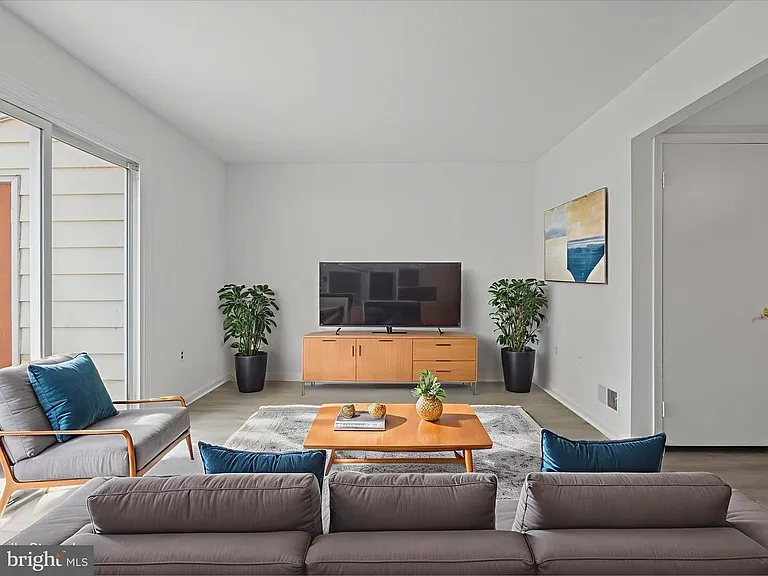 This is a Virtual pic showing the living room IF relevant furniture put in.