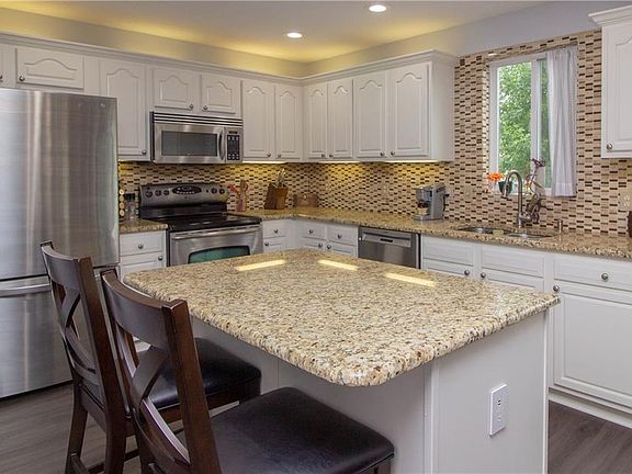 3rd image of 770 SE Willow Brook Dr