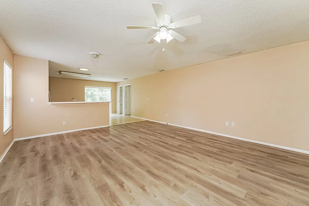 3 bed, 2.0 bath, 1642 sqft, $2,460 — Photo 4