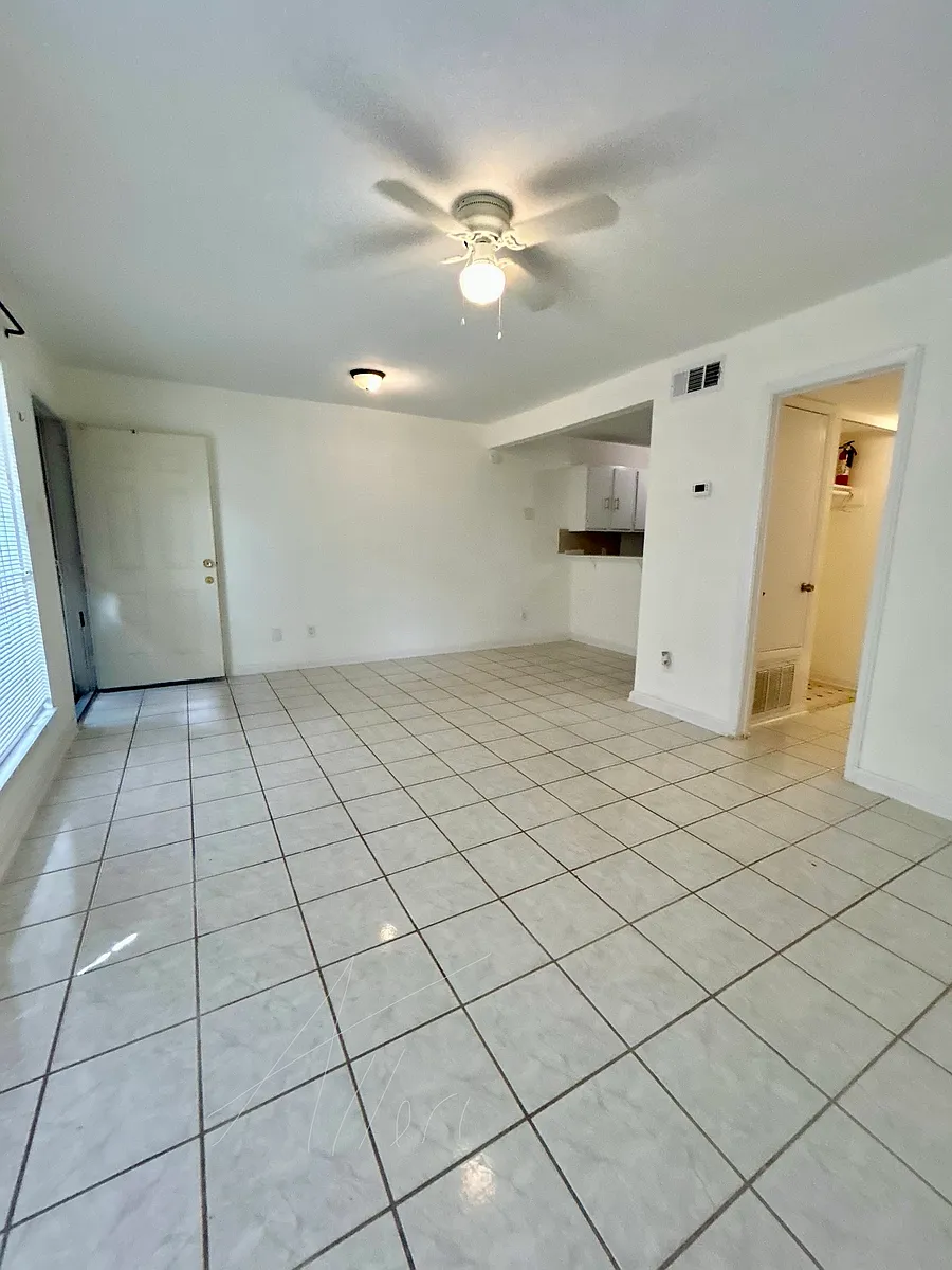 Building Photo - 201 W Rosamond St #43
