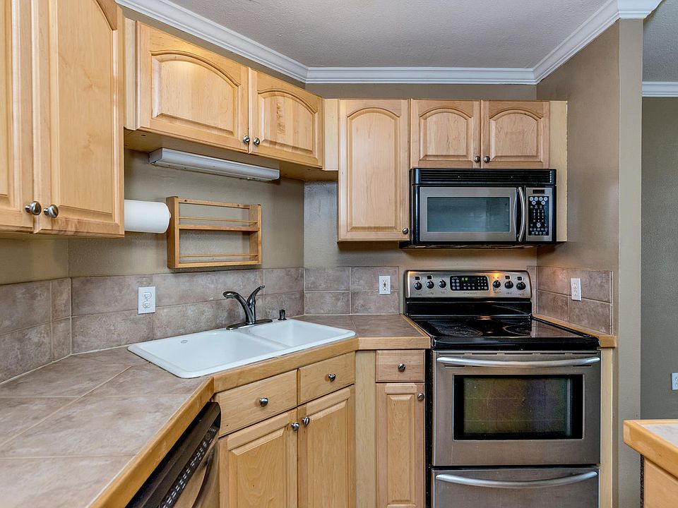 Kitchen - Lots of Counters