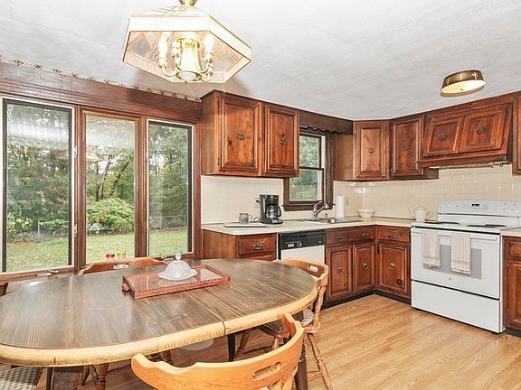 5th image of 9 Woodlawn Dr