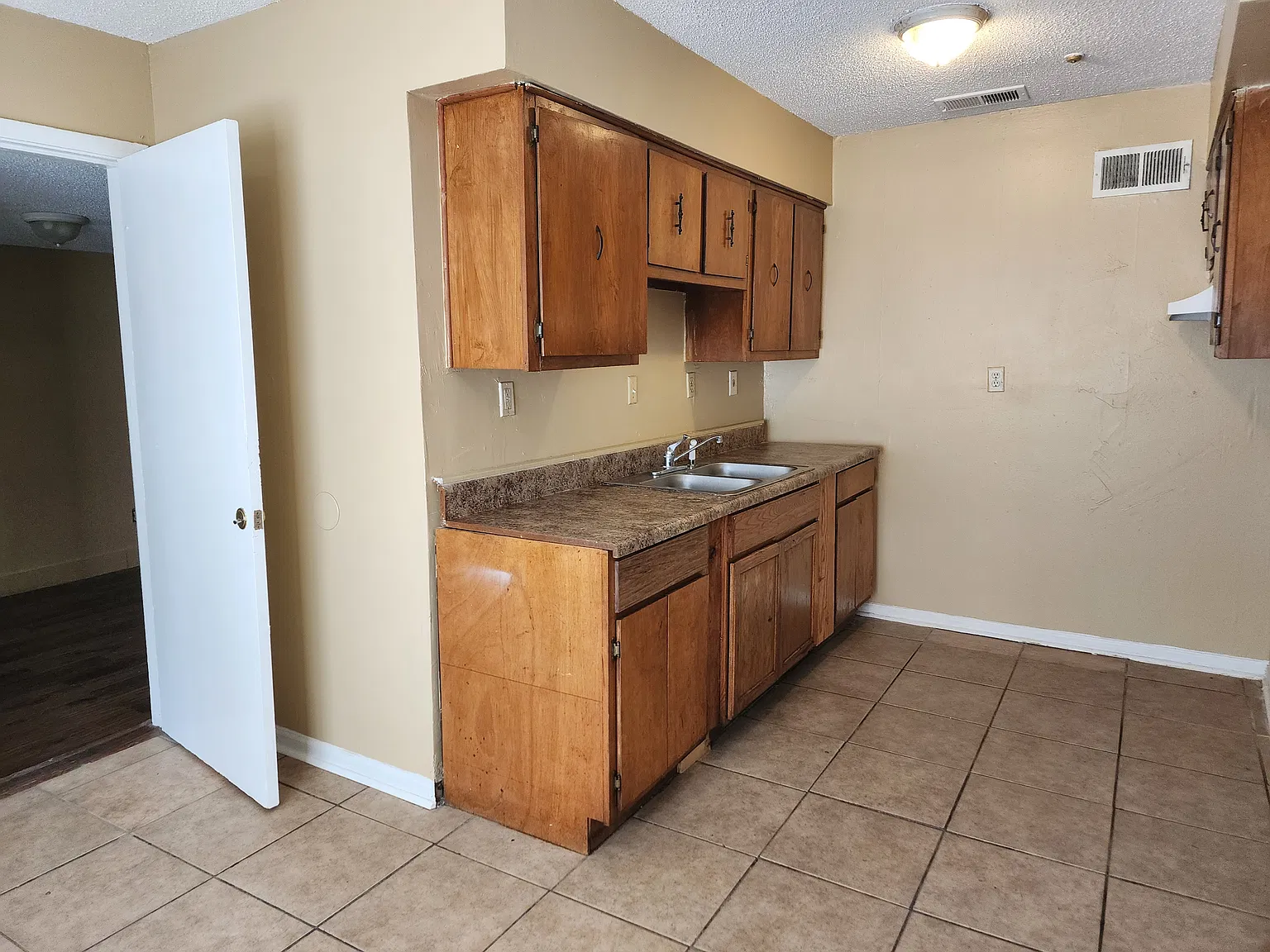 4 bed, 1.5 bath, 1389 sqft, $1,150 — Photo 3