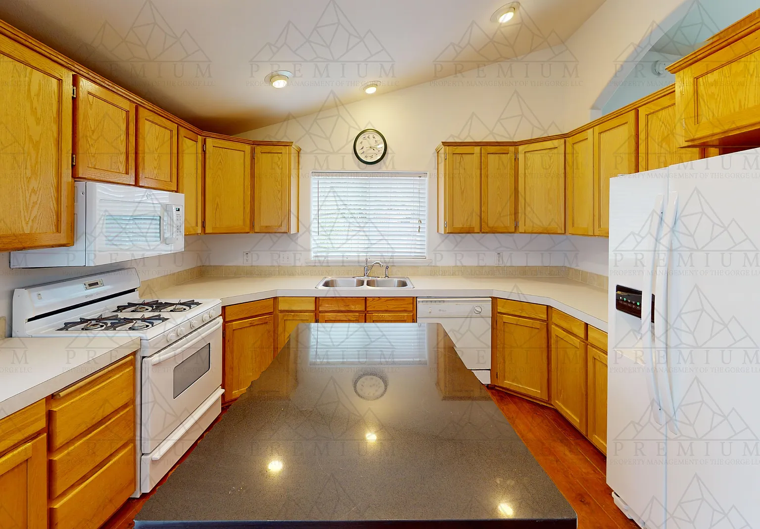 3 Bedroom Home in Odell Oregon — Photo 3