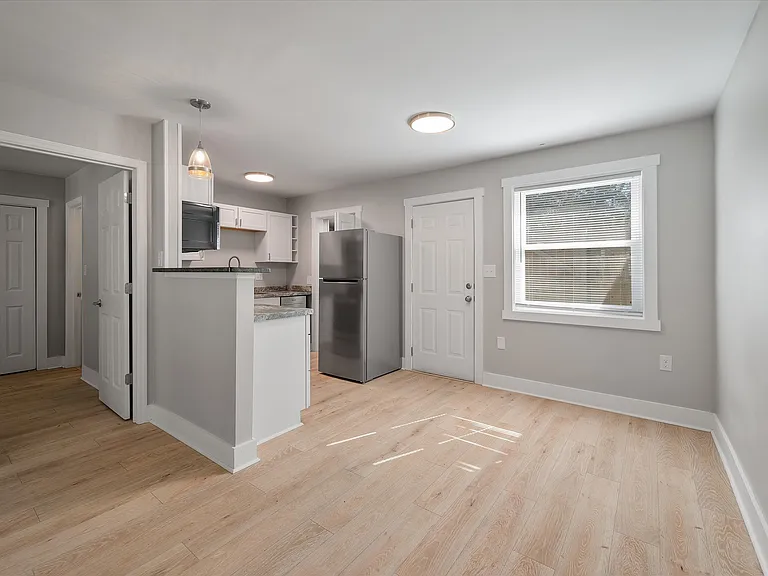 2133 Pierpont Ave #B — Photo 6