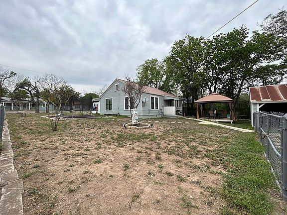 3rd image of 905 Tivy St