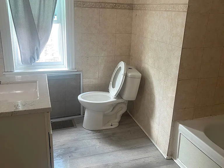 569 N Front St #2 — Photo 8