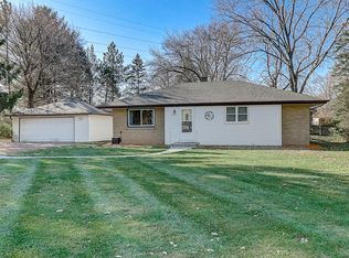 15745 W Blue Jay Cir, New Berlin, WI 53151