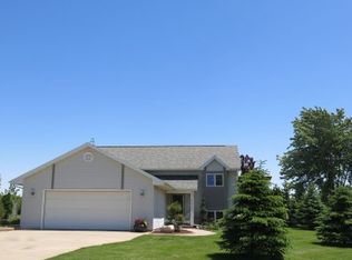 9086 Oakwood Ave, Neenah, WI 54956